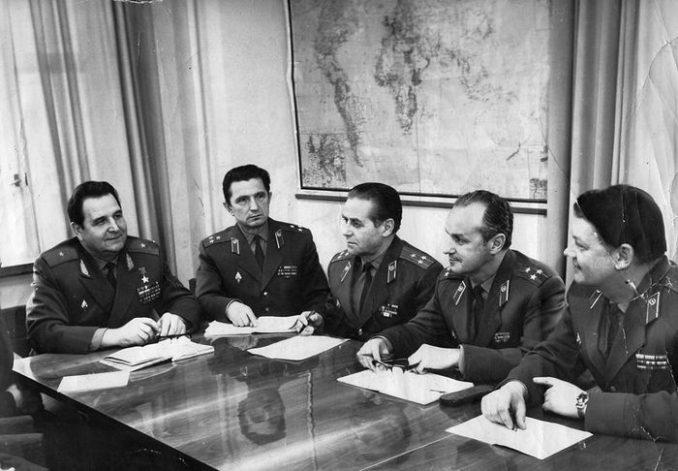 Герой Советского Союза генерал-майор П.Х. Афанасьев проводит совещание с командованием факультета западных языков, начало 1970-х гг.
