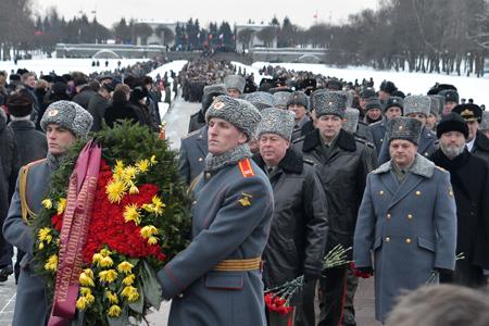 «ЛЮБЛЮ, ВОЕННАЯ СТОЛИЦА, ТВОЕЙ ТВЕРДЫНИ ДЫМ И ГРОМ…»