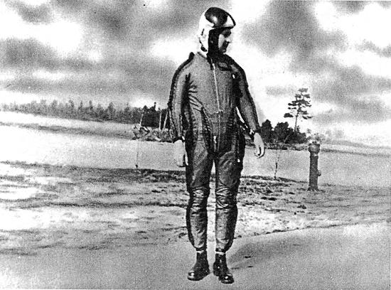 Капитан Б.В. Капустин в костюме для полета в стратосфере
