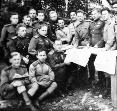 Командир полка В.Г.Лысенко проводит занятие с командирами взводов полка. 1944 г., Нарвский плацдарм
