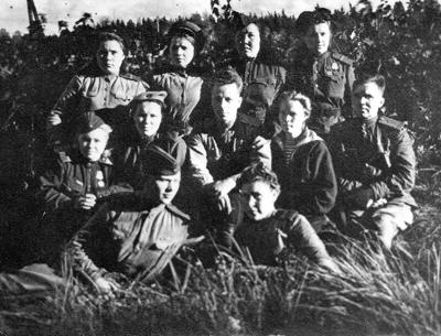 Замполит полка Бастин (в центре) с женщинами полка