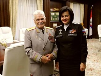 На снимке заместитель министра обороны Татьяна Шевцова поздравляет с 90-летием генерал-майора в отставке Степана Едыкина.