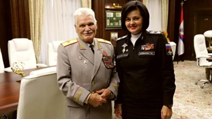 На снимке заместитель министра обороны Татьяна Шевцова поздравляет с 90-летием генерал-майора в отставке Степана Едыкина.