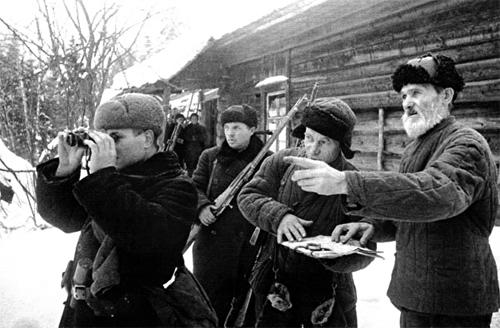 Лесник В.И. Орлов (справа) передает партизанам Солнечногорского района сведения о расположении фашистов