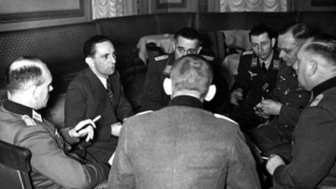 На снимке: Й. Геббельс беседует с командирами рот пропаганды, 28 января 1941 г. Крайний справа – Хассо фон Ведель.