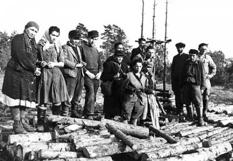 На снимке: на месте лагеря Клоога (Эстония), 1944 г.