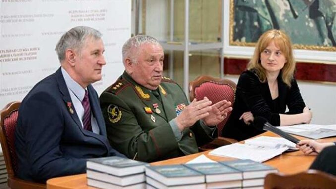 Генерал-полковник в отставке Валерий Баранов и полковник в отставке Валерий Журавель