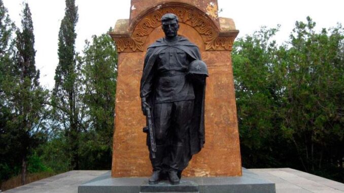Черноморцы приводят в порядок памятники и мемориалы воинам, погибшим в Великой Отечественной войне