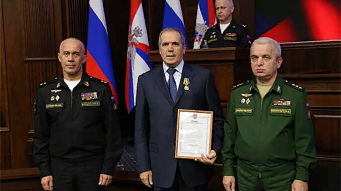 В Национальном центре управления обороной РФ офицерскому составу вручили государственные и ведомственные награды