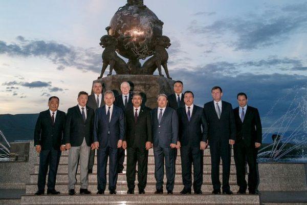 Участники саммита на фоне скульптурной композиции «Центр Азии» на набережной Енисея. Фото Вадима САВИЦКОГО.