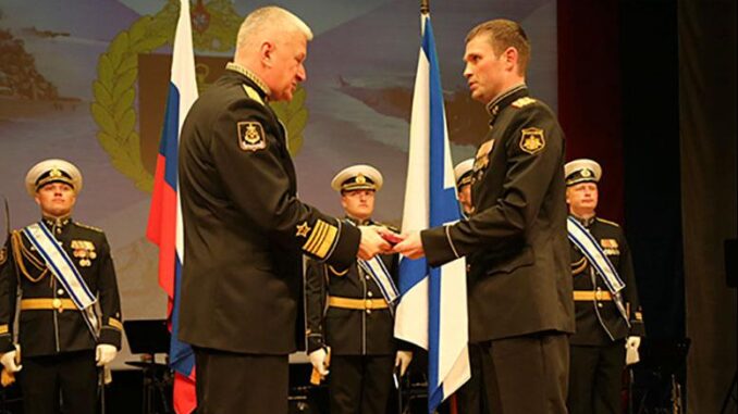Командующий Северным флотом вручил государственные награды отличившимся офицерам