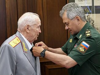 Министр обороны генерал армии Сергей Шойгу поздравил Махмута Гареева с 95-летием и вручил госнаграду