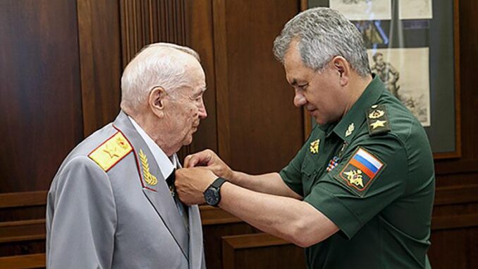 Министр обороны генерал армии Сергей Шойгу поздравил Махмута Гареева с 95-летием и вручил госнаграду