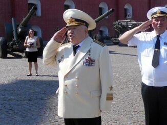 Герой России вице-адмирал М.В.Моцак и капитан 1 ранга М.В.Юрченко