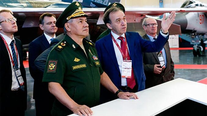 Глава российского военного ведомства осмотрел выставку новейшей авиатехники на аэродроме Кубинка