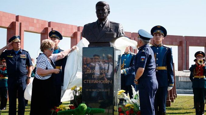 На Федеральном военном мемориальном кладбище открыли памятник Герою России генералу армии Петру Дейнекину