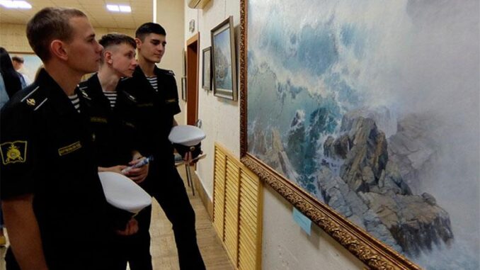 Во владивостокском Доме офицеров флота работает выставка в честь 70-летия со дня рождения известного приморского художника.