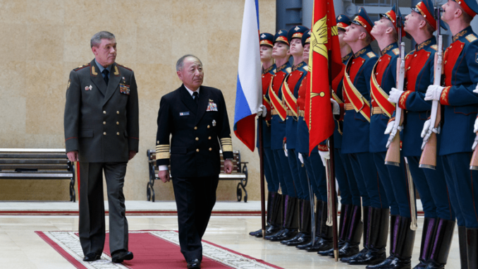 Глава российского Генштаба обсудил с японским коллегой расширение взаимодействия в военной сфере