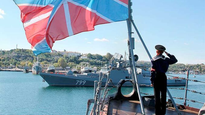 Новейший фрегат Черноморского флота «Адмирал Макаров» впервые прибыл в Севастополь