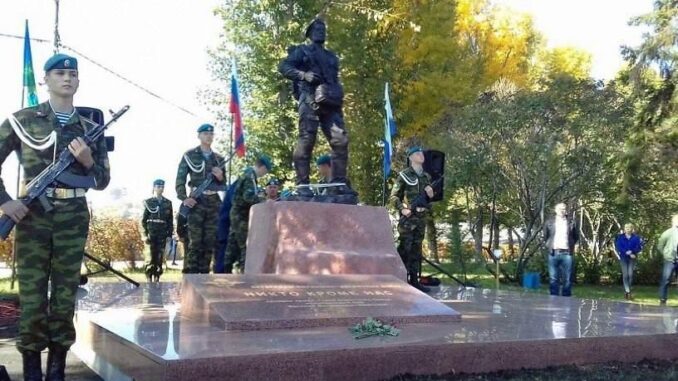 В Иркутске торжественно открыт сквер и памятник ветеранам-десантникам