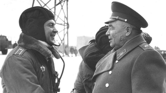 В.Ф. Маргелов с сыном Александром после его десантирования внутри БМД.