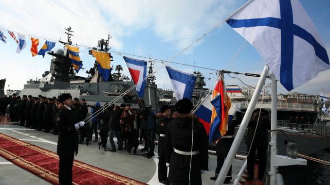 Торжественная церемония подъёма военно-морского флага на новейшем корвете Тихоокеанского флота «Громкий»