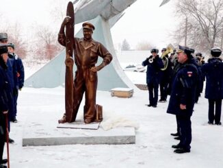 В Ахтубинске открыли памятник, посвященный инженерно-техническому составу авиации