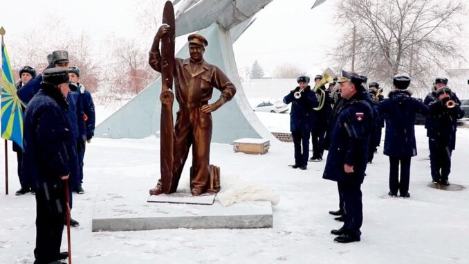 В Ахтубинске открыли памятник, посвященный инженерно-техническому составу авиации