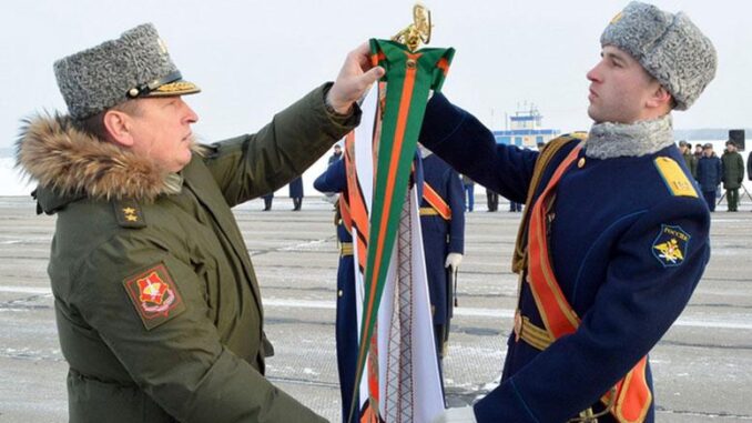 Командующий войсками ЦВО генерал-лейтенант Александр ЛАПИН прикрепляет орден Суворова на Знамя авиаполка.