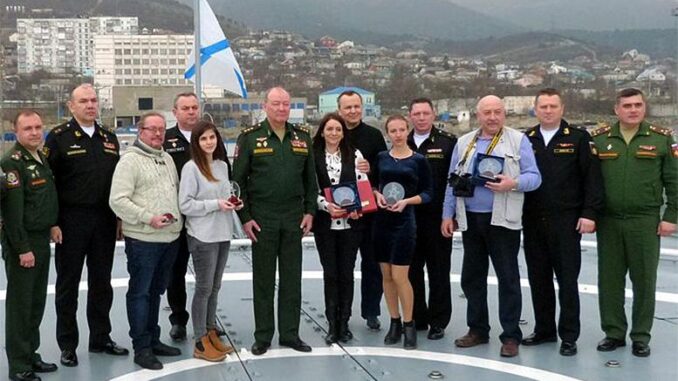 Награждённые журналисты с командованием Южного военного округа и Черноморского флота. Фото автора.