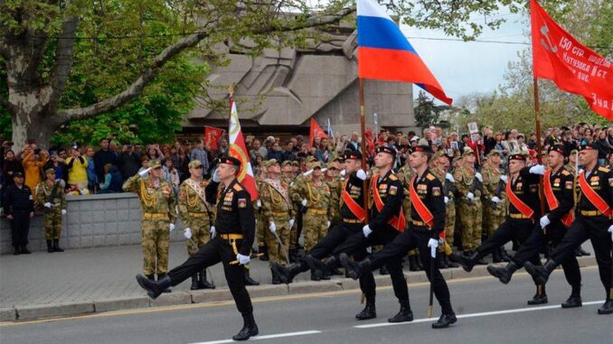 В Севастополе, Крыму и Новороссийске порядка 5000 человек и около ста единиц военной техники прошли в парадном строю на День Победы