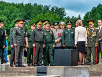 Командующий войсками ЗВО генерал-полковник Александр Журавлев в Хатыни почтил память погибших в годы Великой Отечественной войны