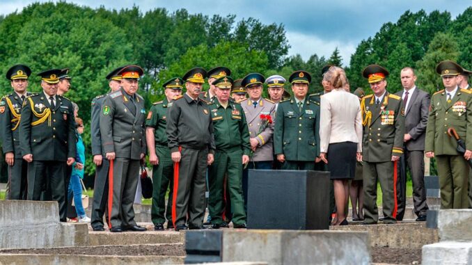 Командующий войсками ЗВО генерал-полковник Александр Журавлев в Хатыни почтил память погибших в годы Великой Отечественной войны