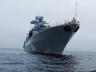 БПК Северного флота «Вице-адмирал Кулаков» на переходе Баренцевым морем