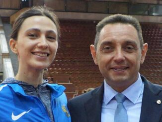 Двукратная чемпионка мира по прыжкам в высоту старший лейтенант Мария ЛАСИЦКЕНЕ с министром обороны Сербии.