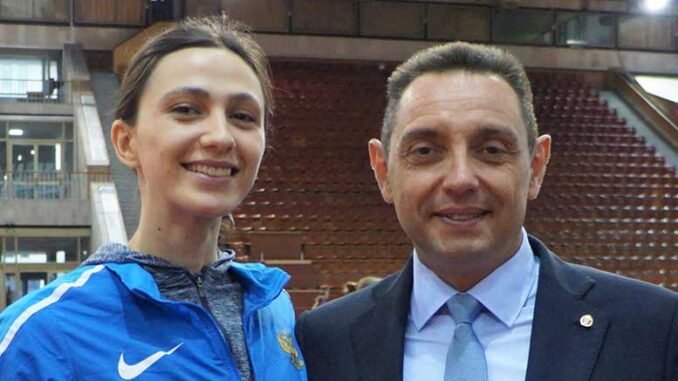 Двукратная чемпионка мира по прыжкам в высоту старший лейтенант Мария ЛАСИЦКЕНЕ с министром обороны Сербии.