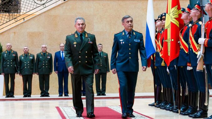 Министры обороны России и Казахстана обсудили на встрече в Москве развитие сотрудничества военных ведомств двух стран