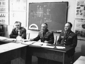 Полковник Х.И. Болотов (слева) многое сделал для организации учебного процесса в КУОС.