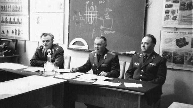 Полковник Х.И. Болотов (слева) многое сделал для организации учебного процесса в КУОС.