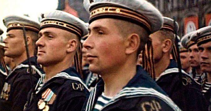 Три белых полоски украшают воротники матросов Российского флота. Это символы побед наших отважных флотоводцев при Синопской бухте, у Чесмы и у Гангута.