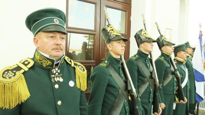 В Севастопольском Доме офицеров под удар корабельного колокола открылась зимняя ассамблея Севастопольского Морского собрания.