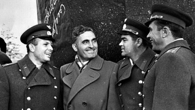 Первые лётчики-космонавты СССР Ю.А. Гагарин, А.Г. Николаев и П.Р. Попович со скульптором Г.Н. Постниковым.