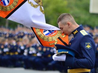 Лейтенант-выпускник прощается с Боевым Знаменем академии.