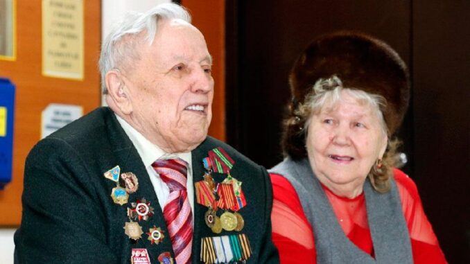 Ветеран Великой Отечественной войны спустя 75 лет пострелял из гаубицы на полигоне Кузбасса