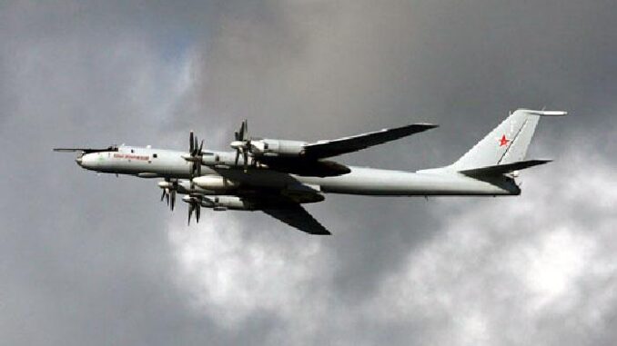 Экипажи противолодочных самолетов Ту-142 Северного флота выполнили плановый полет в дальнюю океанскую зону
