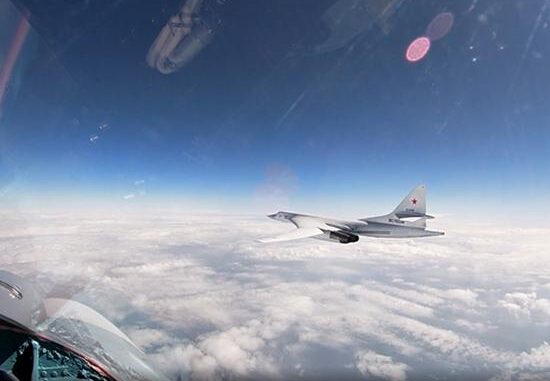 Два стратегических ракетоносца Ту-160 Воздушно-космических сил выполнили плановый полет в воздушном пространстве над нейтральными водами акватории Балтийского моря