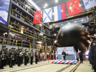 Церемония спуска на воду новейшей большой дизель-электрической подводной лодки (ДЭПЛ) «Магадан».
