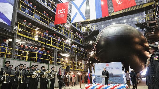 Церемония спуска на воду новейшей большой дизель-электрической подводной лодки (ДЭПЛ) «Магадан».