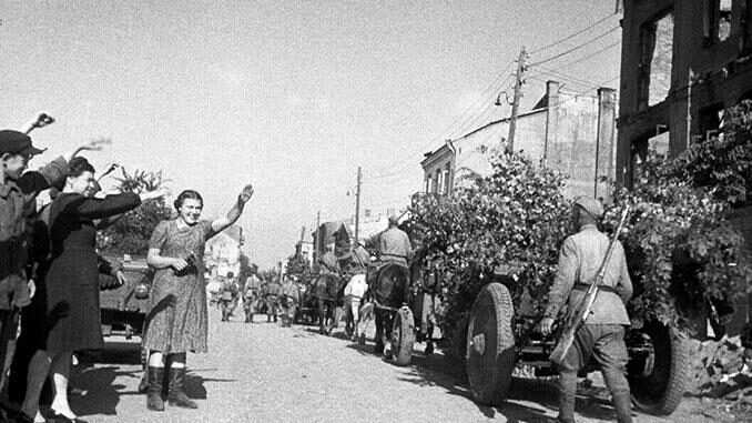 Жители польского города Белосток приветствуют советских солдат-освободителей, 1944 год.