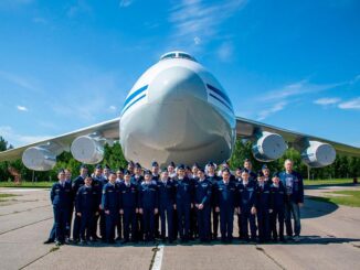 Маленькие пилоты и огромный Ан-124-100 «Руслан»